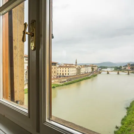 Ponte Vecchio Apartment Florence